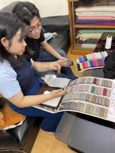 Khách đang chọn mẫu vải may vest doanh nhân Đồng Nai