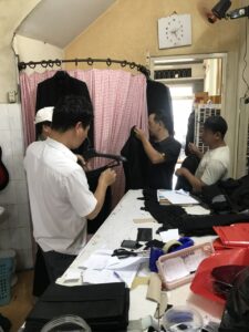 kiểm tra trước khi giao hàng tại veston anh Tuấn đồng nai