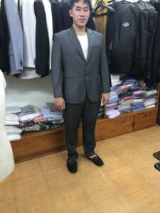 Khách mặc vest cưới may đo tại Veston Anh Tuấn Biên Hòa Đồng Nai