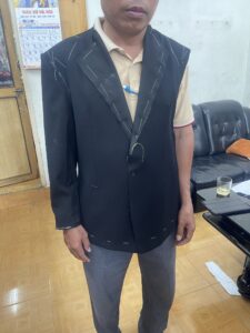 Khách may thử vest để chỉnh form tại Veston Anh Tuấn Biên Hòa Đồng Nai