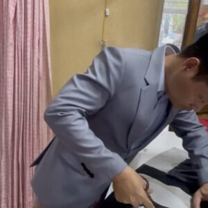Thợ may đang hoàn thiện vest chú rể may theo số đo tại Veston Anh Tuấn Biên Hòa
