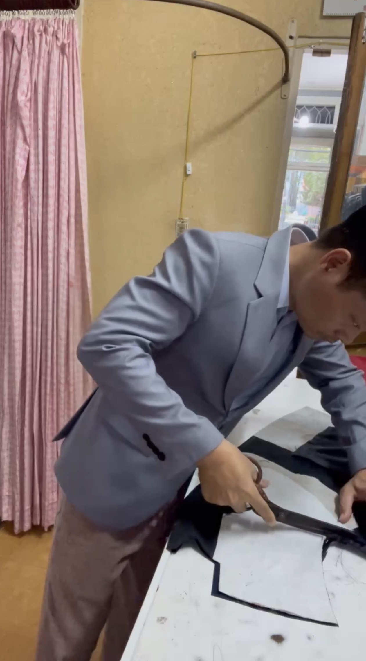 Thợ may đang hoàn thiện vest chú rể may theo số đo tại Veston Anh Tuấn Biên Hòa