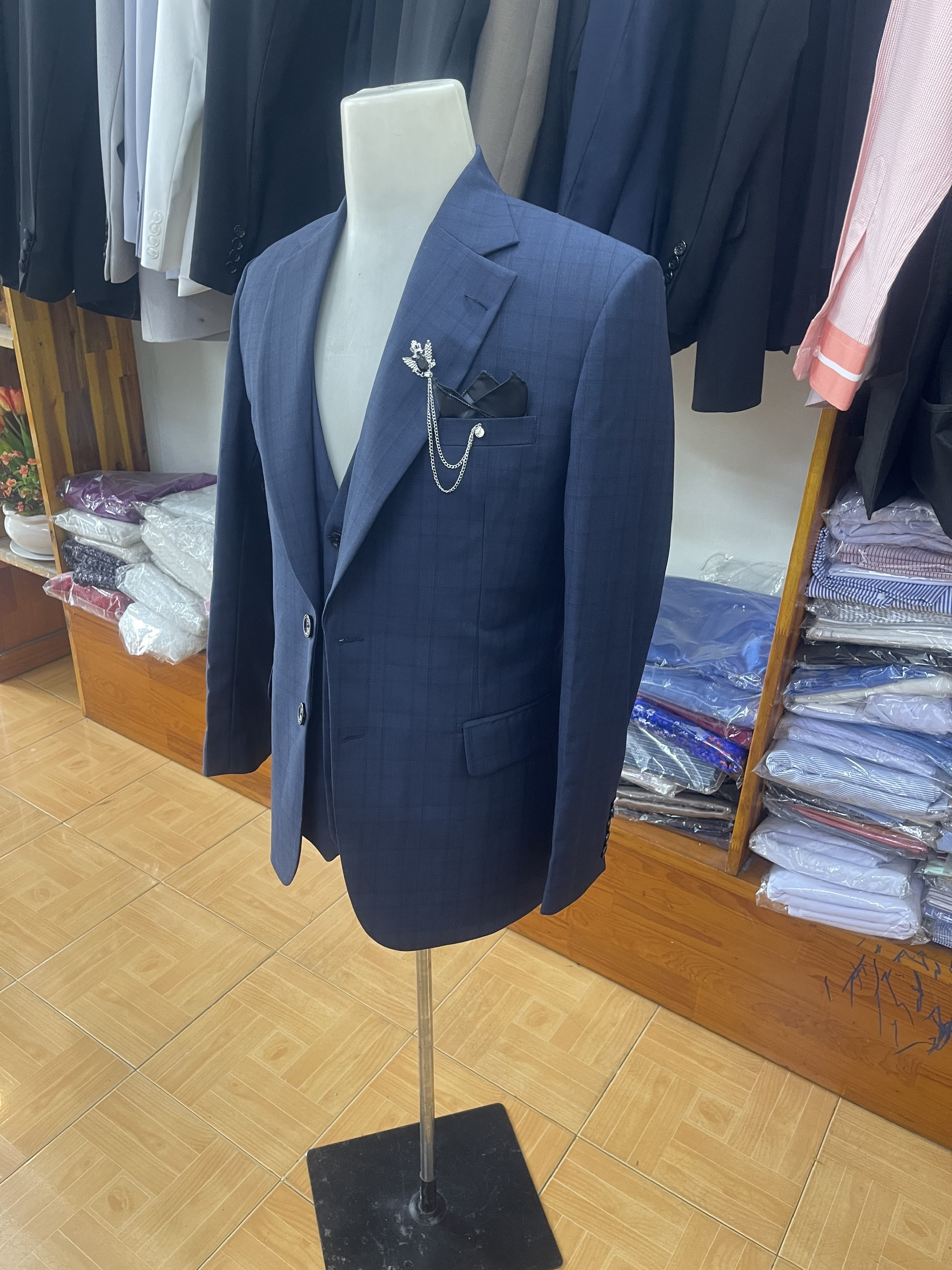 Mẫu vest chú rể màu xanh navy may đo tại Veston Anh Tuấn đồng nai